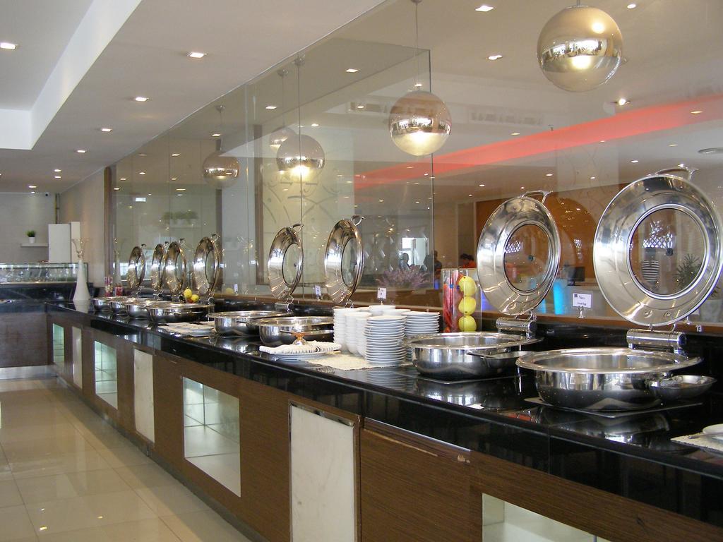 Iyarin @ Tuk Chang Hotel Bangkok Luaran gambar